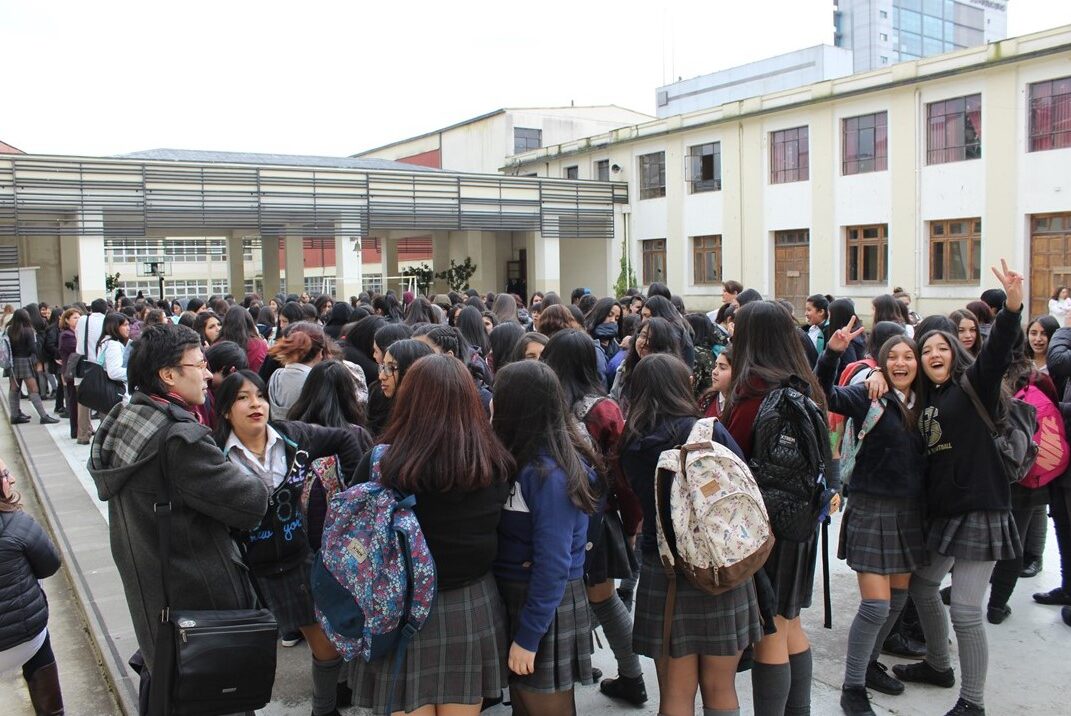 cropped-liceo_ninas.jpg